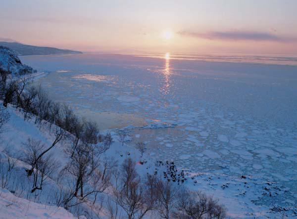 流氷が夕陽に照らし出される幻想的な風景 プユニ岬