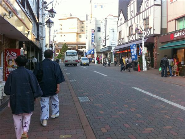 お土産を選ぶ人々で賑わっている(写真提供:登別観光協会) 極楽通り