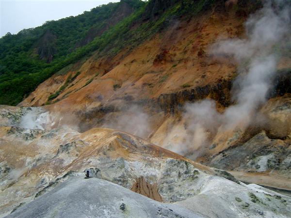荒々しい岩肌の地獄谷 地獄谷の写真