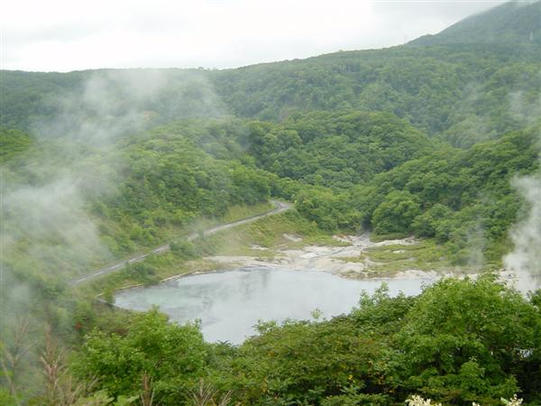 硫黄の香りと蒸気が立ち上る大湯沼 大湯沼