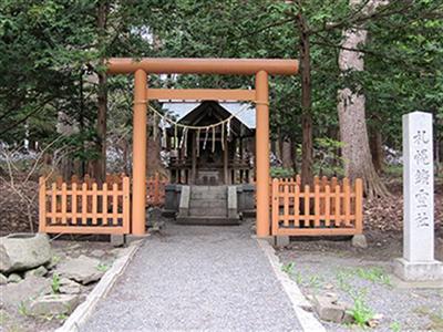 緑の中にたたずむ札幌鉱霊神社