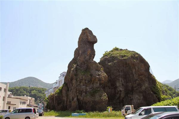 オロンコ岩の近くに鎮座するゴジラ岩(写真提供:知床斜里町観光協会) ゴジラ岩