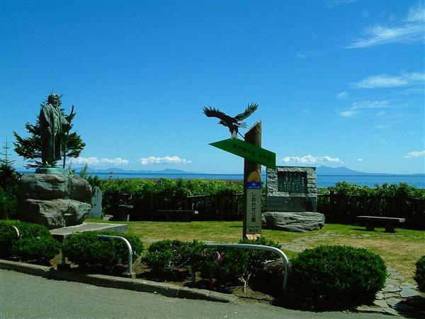 しおかぜ公園からは羅臼漁港を一望できる (写真提供:知床羅臼観光協会) しおかぜ公園