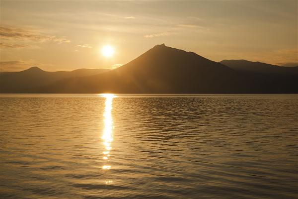 夕陽を背にした恵庭岳の美しさ 恵庭岳