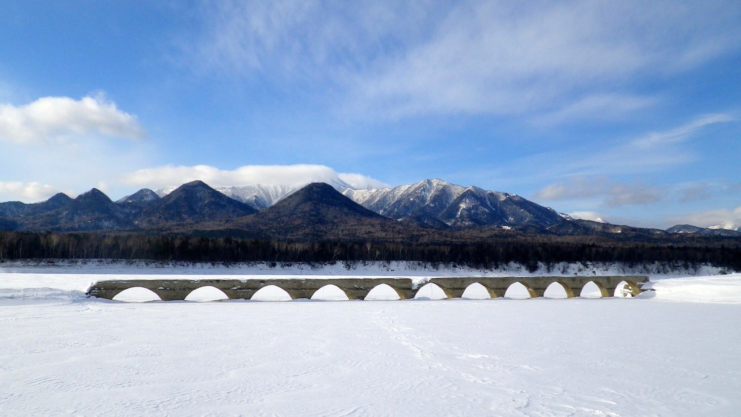 ウペペサンケ山を背にした冬のタウシュベツ橋 タウシュベツ橋