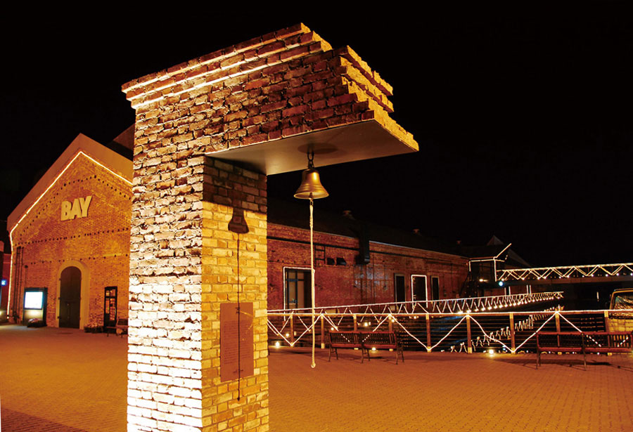 「幸せの鐘」を鳴らして記念撮影 「幸せの鐘」を鳴らして記念撮影