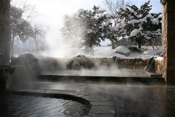 大江本家の冬露天(写真提供:おんねゆ温泉観光協会・旅館組合) 大江本家