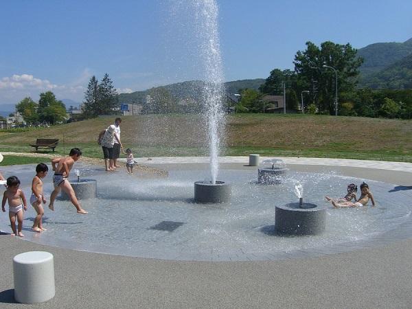 暑い日には水遊びをする子ども達で賑わう。 暑い日には水遊びをする子ども達で賑わう。