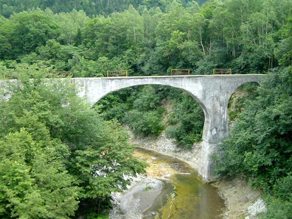 かつての国鉄士幌線で使われたコンクリート造りのアーチ橋 旧士幌線アーチ橋
