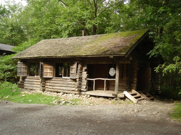 麓郷の森内の「黒板五郎の丸太小屋」 麓郷の森内の「黒板五郎の丸太小屋」