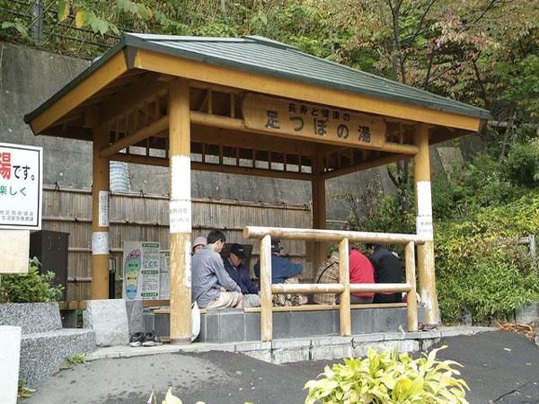 緑を近くに感じながら、リラックスできる穴場の足湯 長寿と健康の足つぼの湯外観