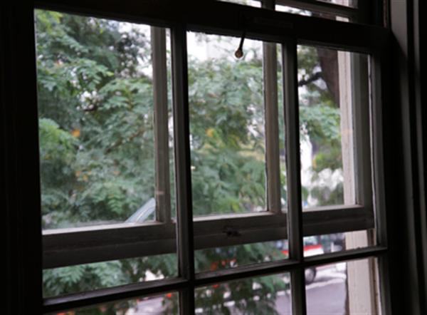 歪みのある窓ガラスから外を眺める 窓ガラス