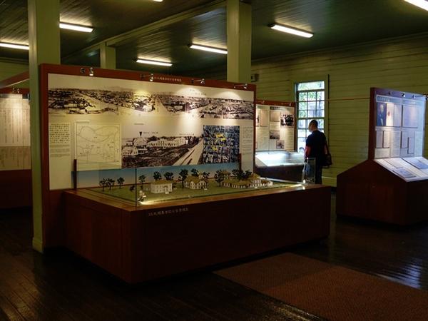 当時の屋根の色は茶色。周囲にはない洋館だ 「札幌市時計台」1階大展示室
