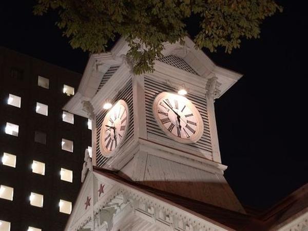 夜の鐘の音も味わい深い 夜の時計台