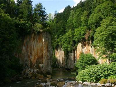 高さ200m前後もある迫力の峡谷美 大函