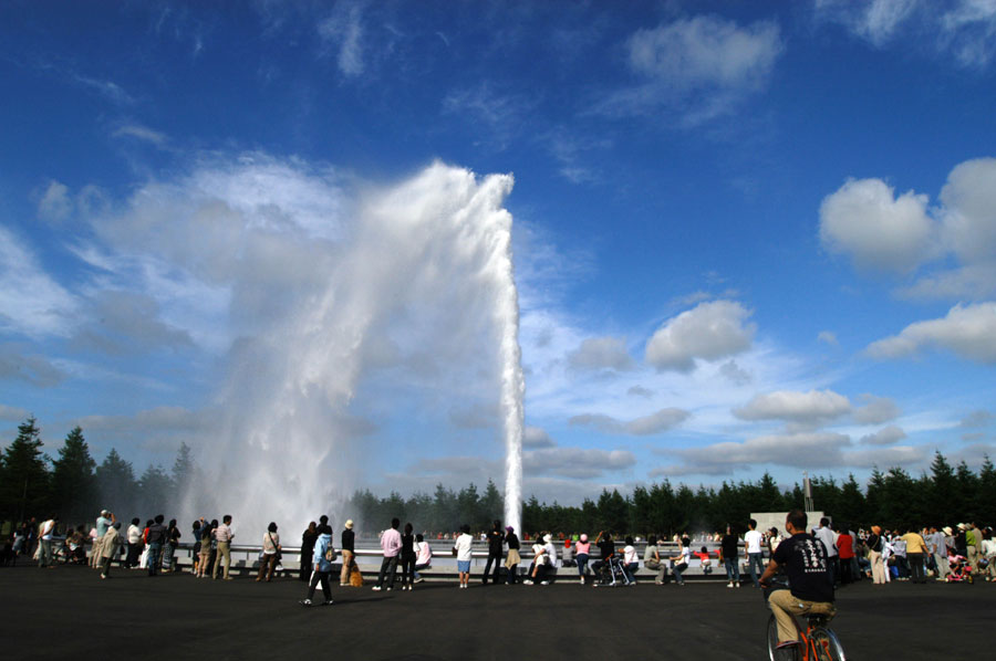 ダイナミックな水の動きは、生命の誕生や宇宙を表現している 海の噴水