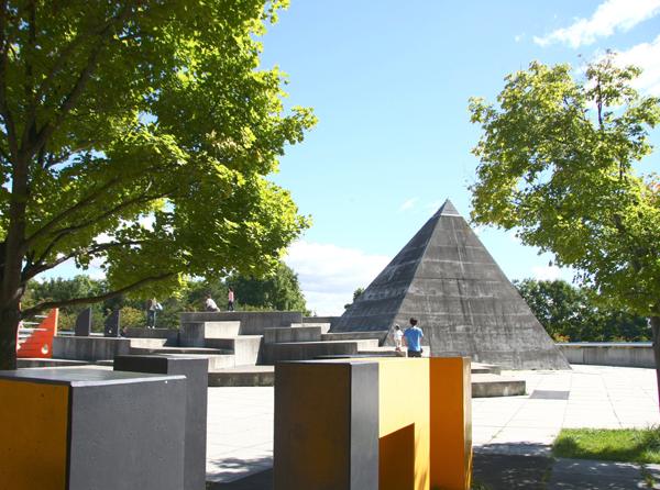 段差のあるピラミッドのような遊具には、大人も上ってみたくなる サクラの森