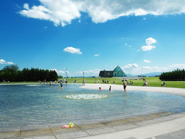 曲線的なデザインが優美な印象を与えている(写真提供:モエレ沼公園) モエレビーチ