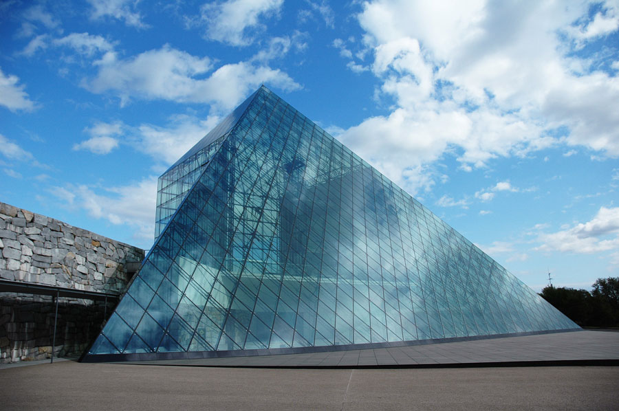 晴れた日にはガラスの壁面に青空が映し出される ガラスのピラミッド