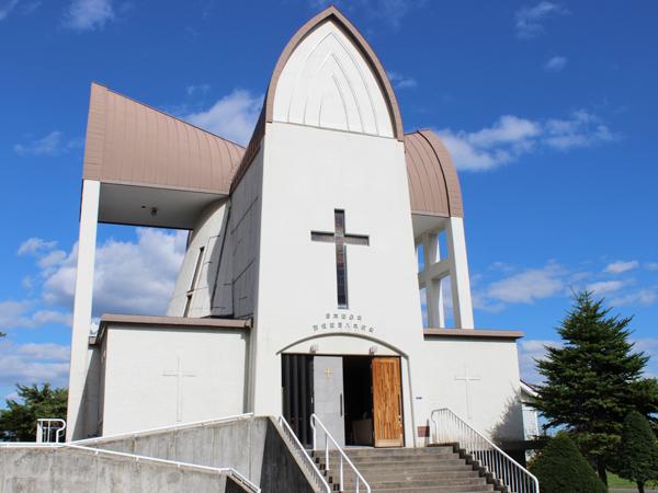 茶色の十字形をした屋根が青空に映える函館聖ヨハネ教会 函館聖ヨハネ教会全景