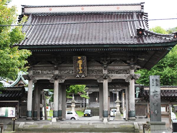 威厳のある姿で存在感と重厚感を醸し出す、高龍寺山門 高龍寺山門