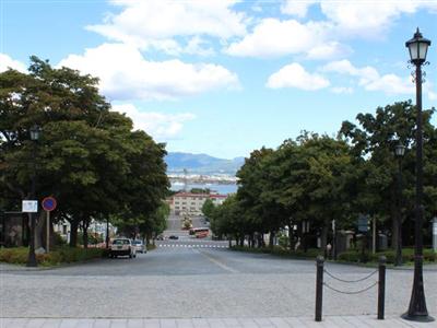 青空と緑と港の景色が美しい基坂