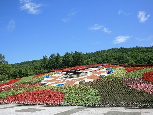 約2万株もの美しい花に彩られ時を刻む 花時計ハナック
