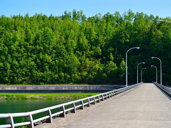 静かな時間が流れる 日新ダム 日新ダム