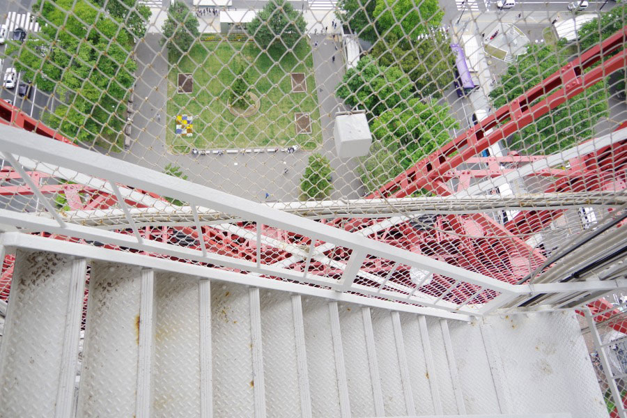 金網があるとはいえ、吹きさらしの外階段。ちょっとドキドキ