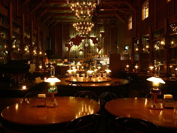 フロア内の167個のランプに、毎朝スタッフが火を灯す 北一ホール