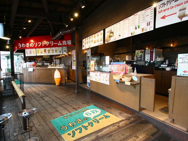 カウンターで注文するセルフサービス方式。イートイン30席あり 三号館でソフトクリームが人気