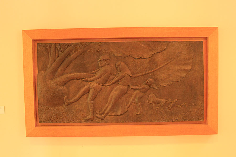 建物に入ってすぐの壁には「大きなかぶ」のレリーフが飾られている