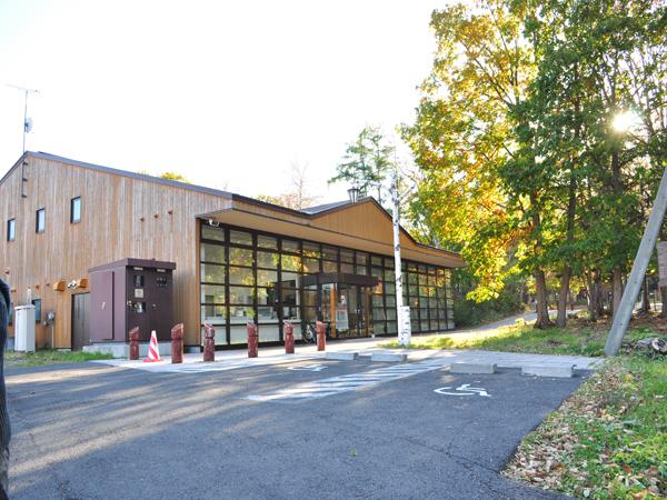 手作り体験などができる川湯ふるさと館の中には、川湯温泉観光案内所もある 川湯ふるさと館内、川湯温泉観光案内所