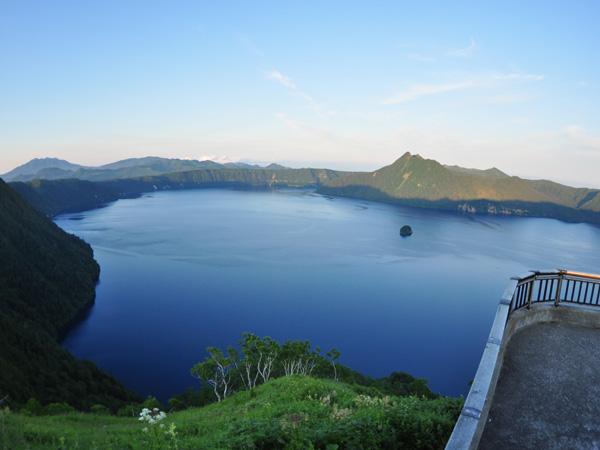 摩周ブルーの湖と摩周岳の景色が美しい摩周湖第三展望台 摩周ブルーの湖と摩周岳の景色が美しい摩周湖第三展望台