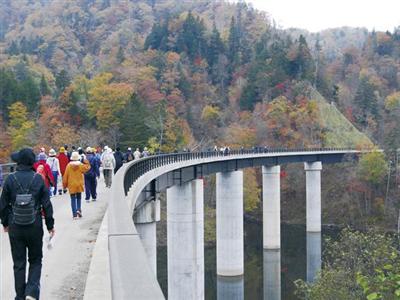 秋には紅葉の景色が美しい庶路ダム