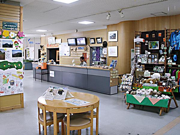 知床自然センターの案内カウンター 知床自然センター