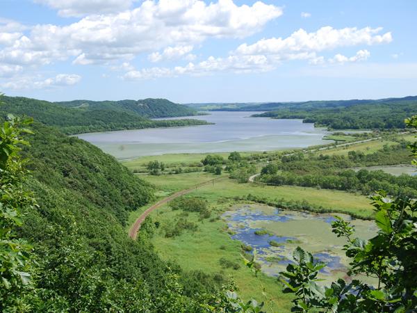 左に塘路湖、右にサルルントー、その間を線路が通っている景色が眺められるサルルン展望台 サルルン展望台