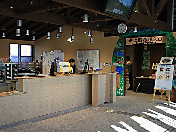 知床五湖フィールドハウスの受付 知床五湖フィールドハウス