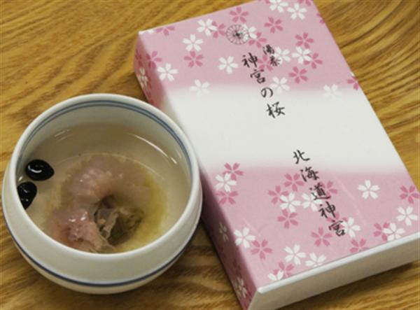 北海道の桜と昆布、黒豆で作られている 神宮の桜で作った桜湯茶