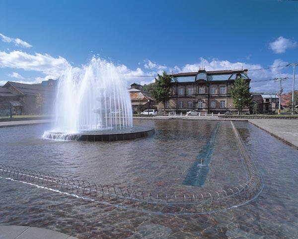 旧日本郵船(株)小樽支店を正面から眺められる 運河公園