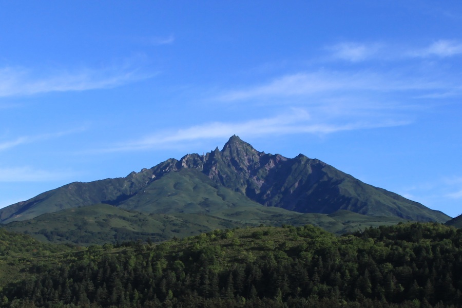 利尻島中央にはこの島の象徴「利尻山」がそびえる 利尻島中央にはこの島の象徴「利尻山」