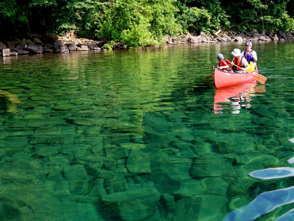 高い透明度を誇る支笏湖でカヌー カヌー