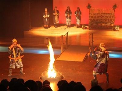 イオマンテの火祭りで踊られる古式舞踊