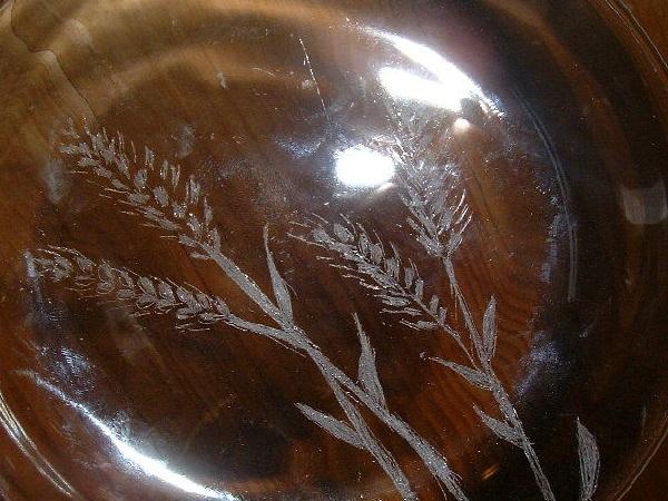 ダイヤモンド粉末のついたリッツェンペンという道具を使って少しずつ彫ってゆく ガラスリッツェン