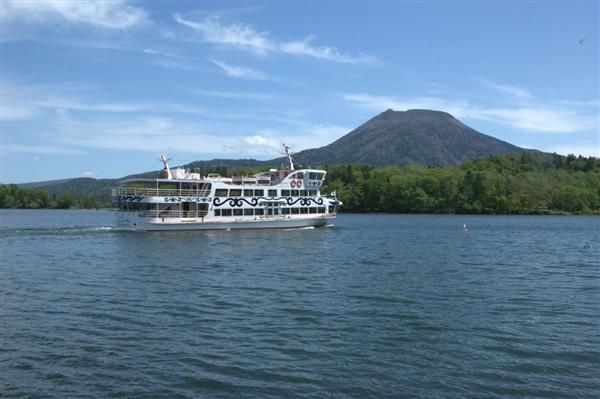 雄阿寒岳を背に、優雅に湖上を走る遊覧船 遊覧船