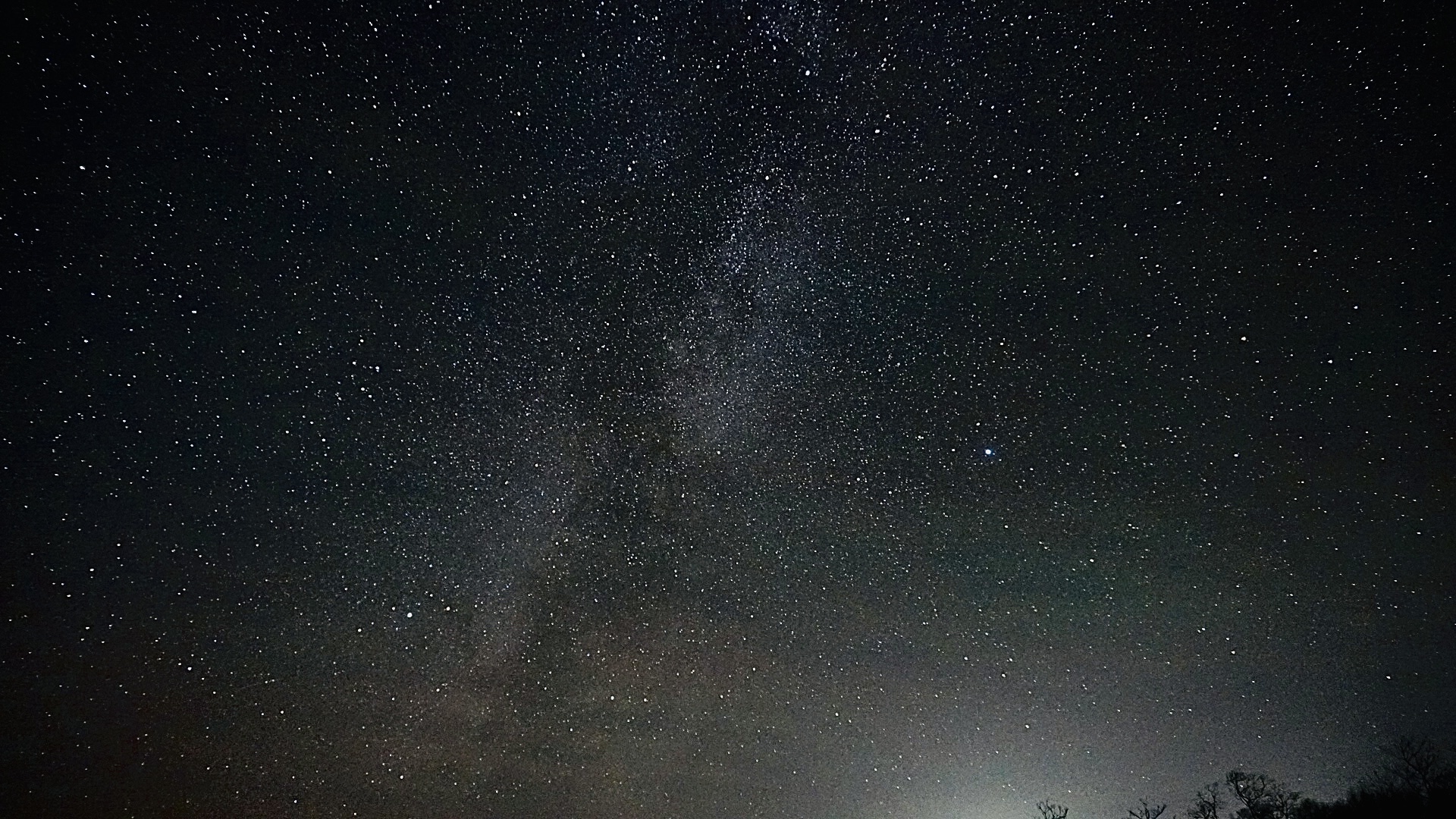 摩周湖の夜空に広がる満点の星