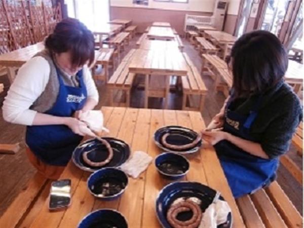 タネを腸に詰める作業はソーセージ作りの山場! ソーセージ作り