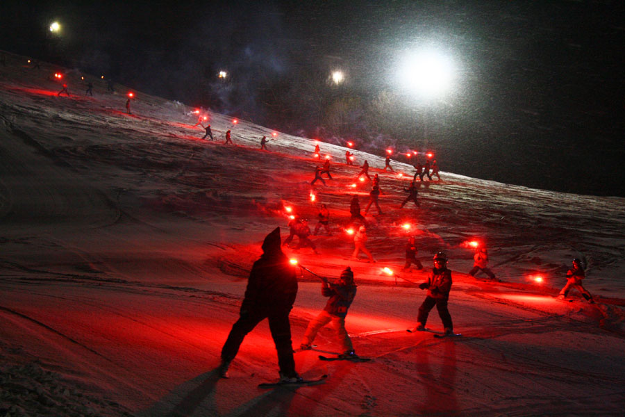 迫力のある、たいまつ滑走パフォーマンス たいまつパフォーマンス