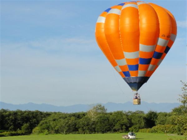 澄み渡る十勝の空と熱気球 十勝の熱気球体験