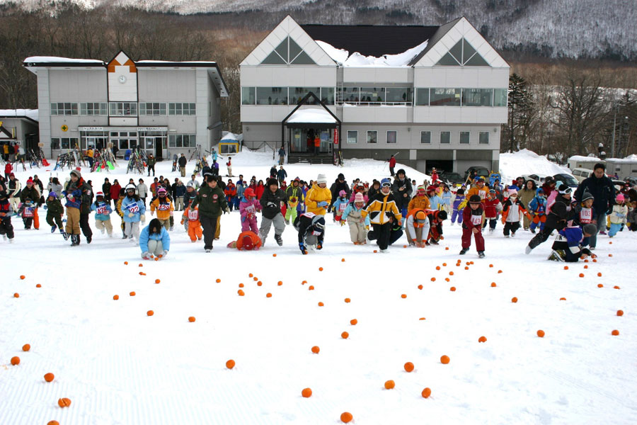 子どもたちの歓声が響く、「雪中みかん拾い」 カルルス温泉冬まつり